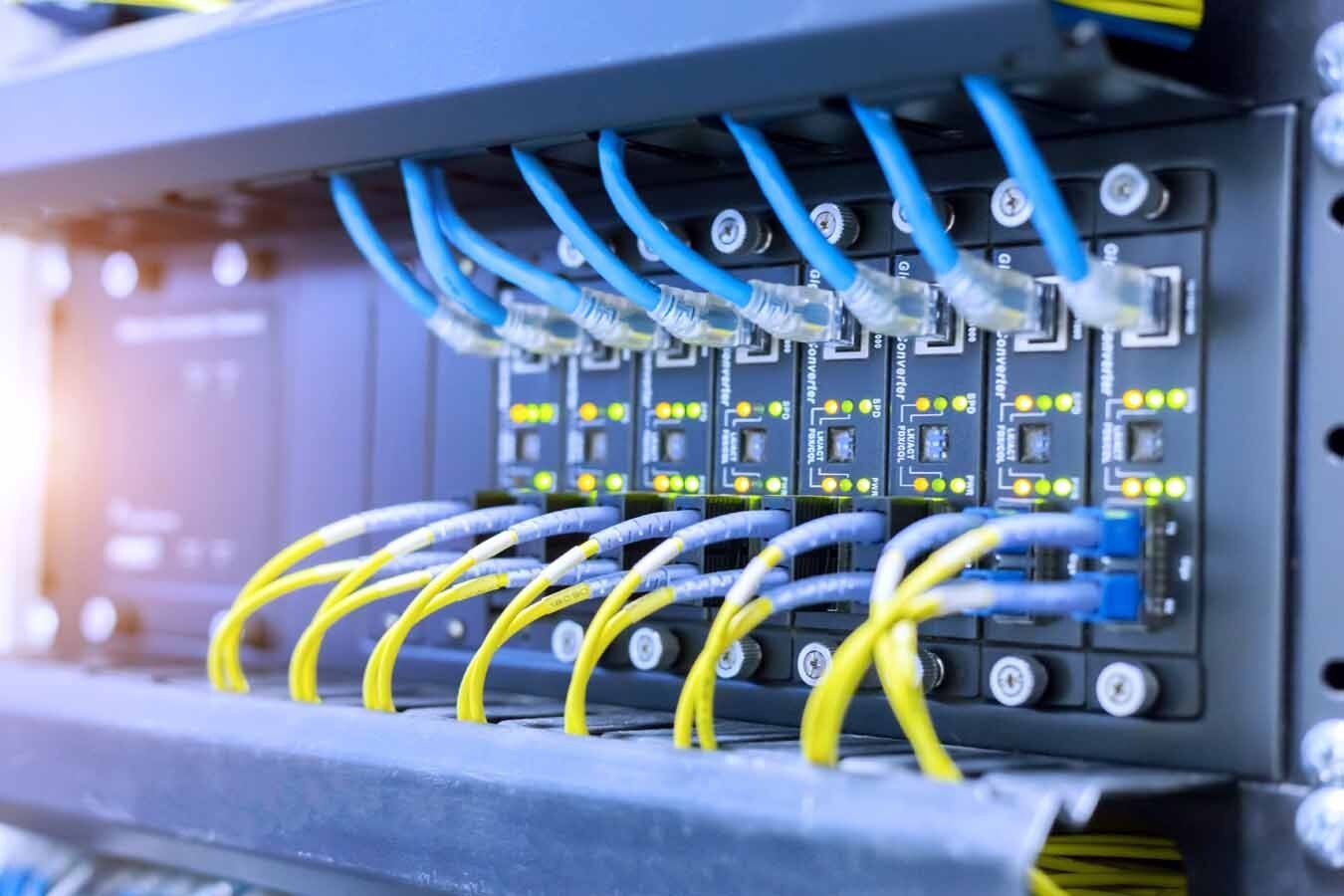 Câblage informatique avec des câbles jaunes et bleus