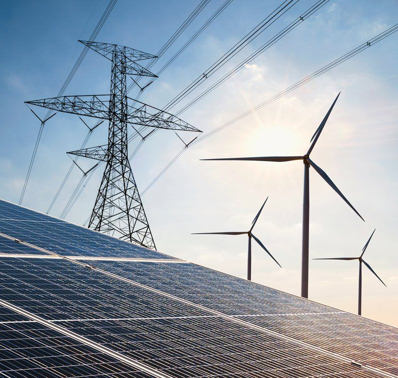 Paysage de panneaux solaires, lignes à haute tension et éoliennes
