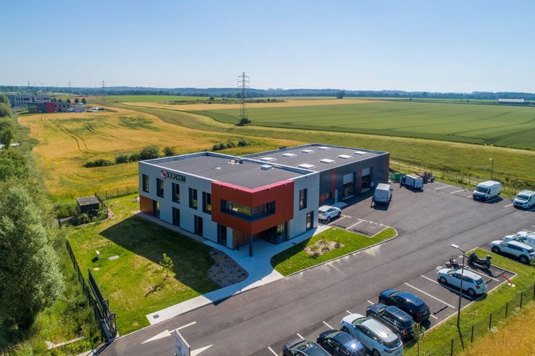 Socacom, bâtiment gris et rouge, vu de l'extérieur par un drône