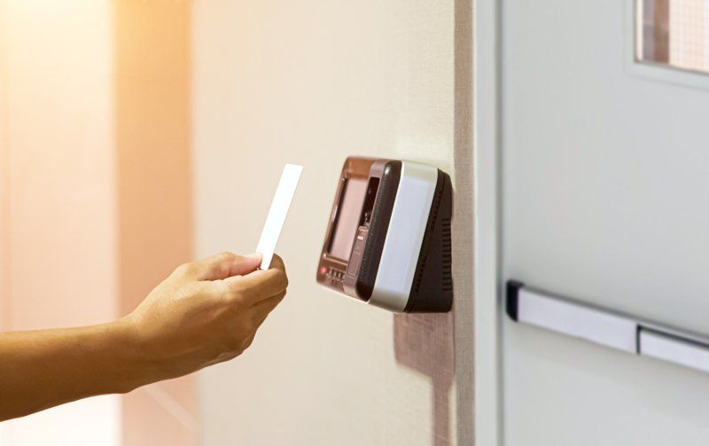 Système sécurisé pour déverrouiller une porte à l'aide d'un badge