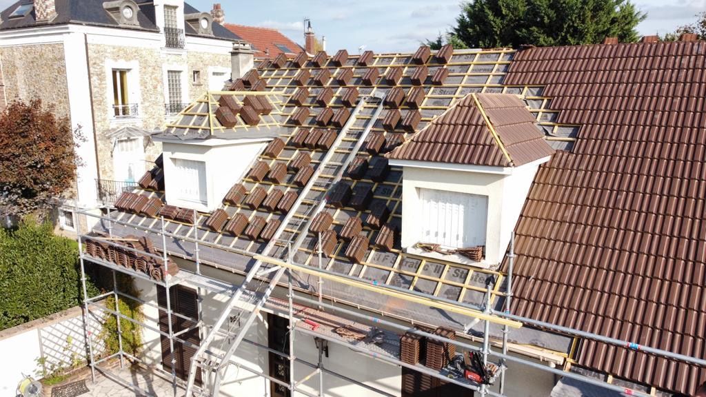 Toiture en cours de construction d'un côté