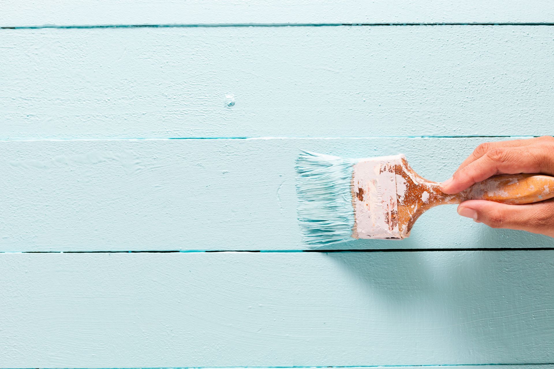 Peinture de couleur bleu ciel avec un pinceau