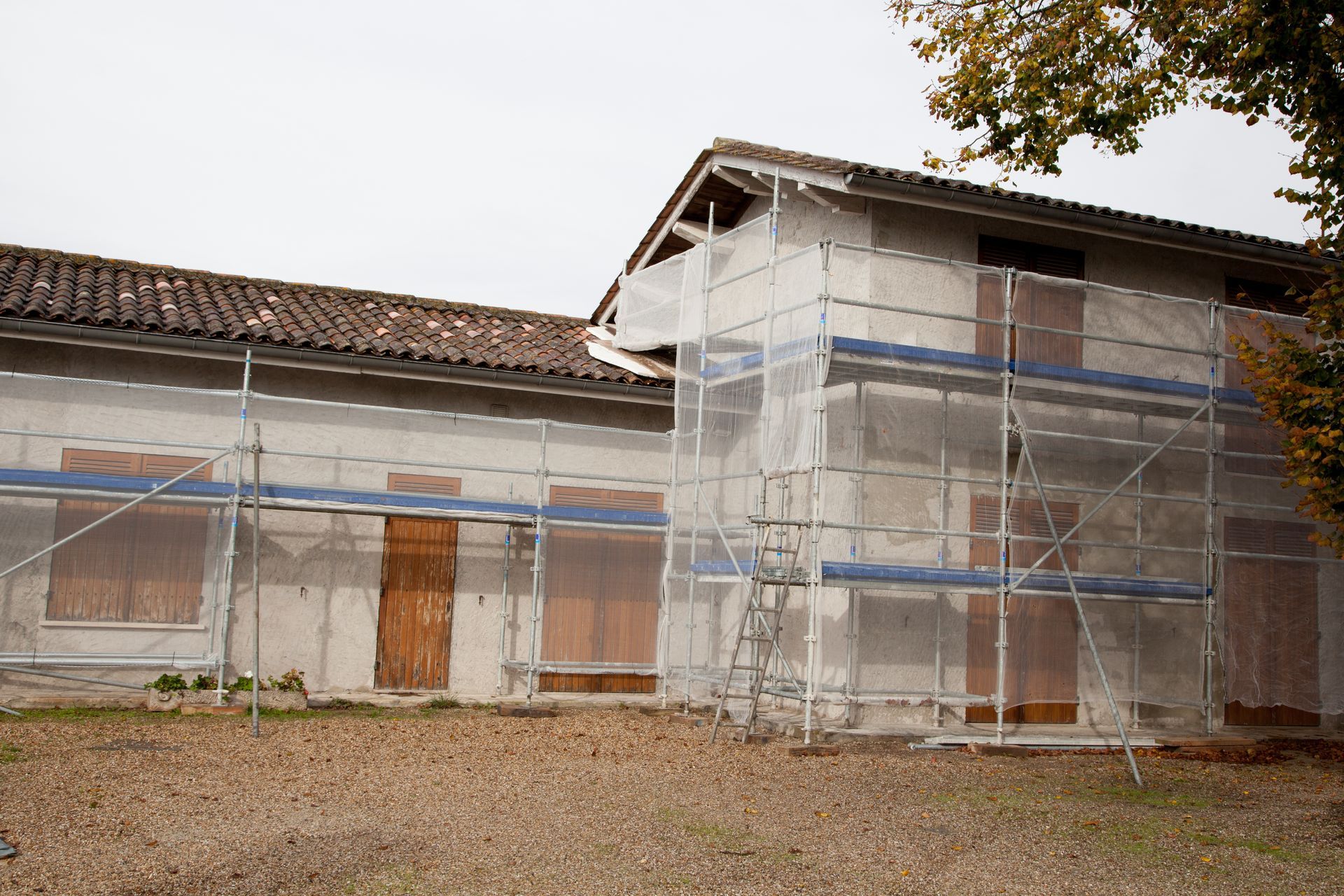 Maison en plein travaux de façade