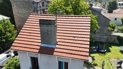 Toit de tuiles avec cheminée en brique