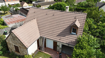 Plusieurs piles de tuiles sur un toit