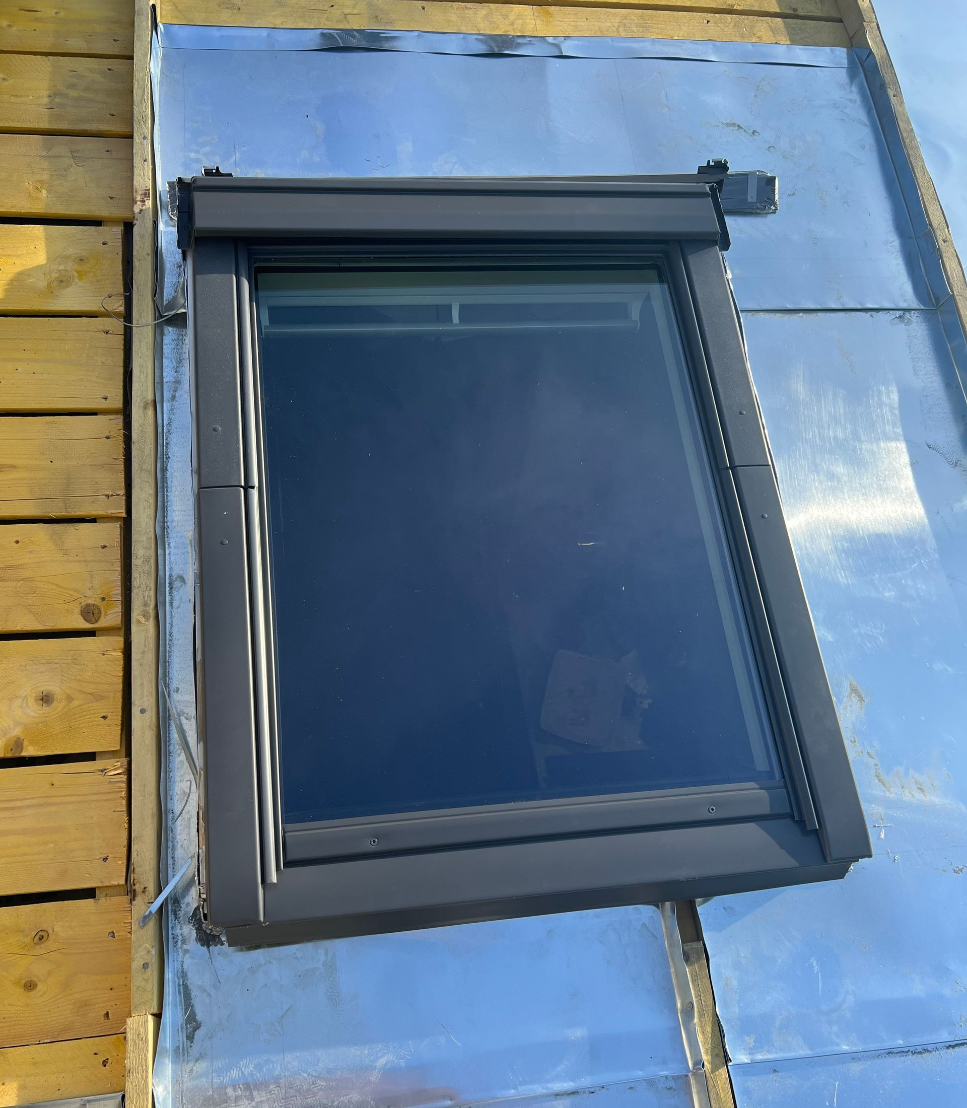 Une fenêtre de toit avec un solin en zinc