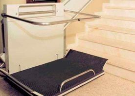 Un salvaescaleras está situado en el suelo al lado de un tramo de escaleras.