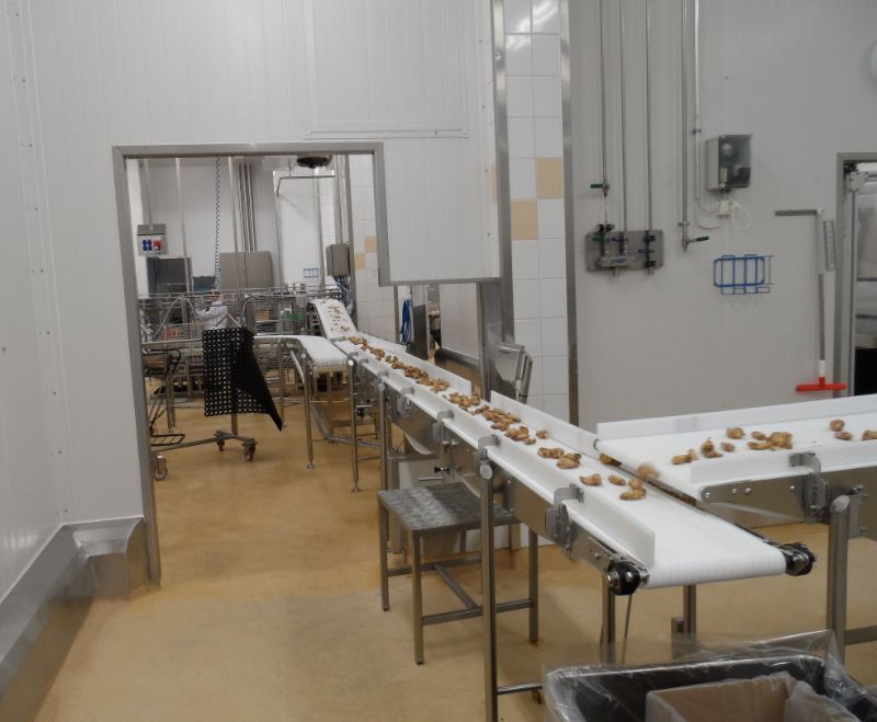 Elintarviketeollisuuden kuljetinhihnasto käytössä