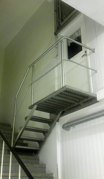 Ruostumattomasta teräksestä valmistetut portaat