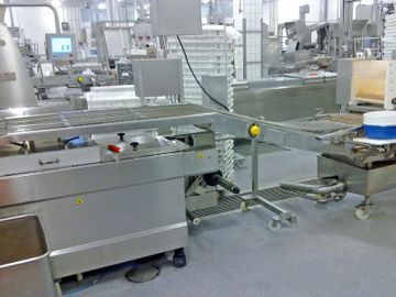 Elintarviketeollisuuden teräksisiä kalusteita