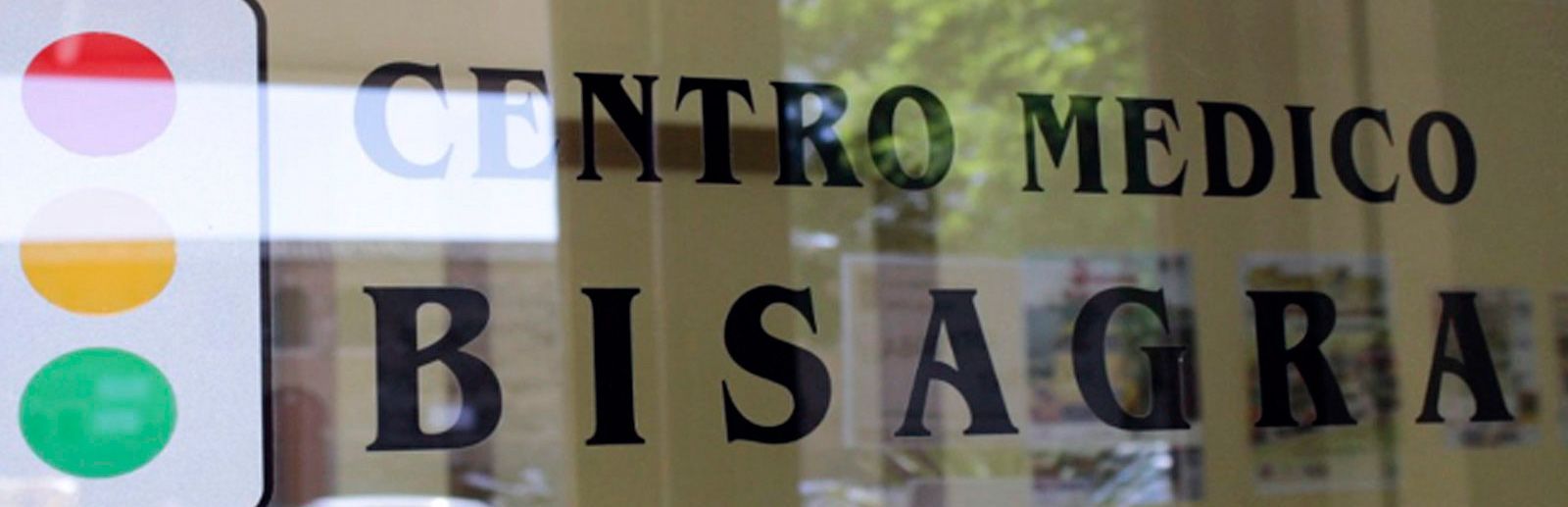 Cartel para Centro Medico Bisagra con círculos rojos, amarillos y verdes estilo semáforo a la izquierda