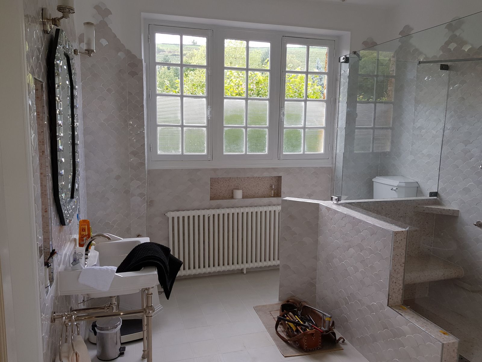 Une salle de bains rénovée complètement