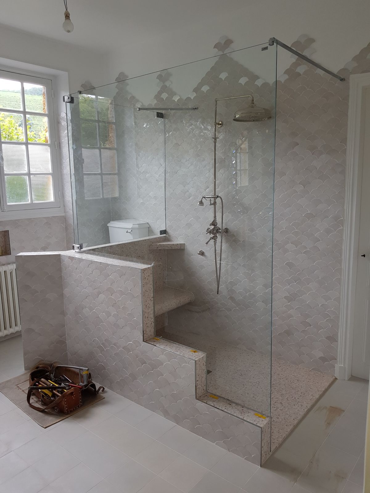 Salle de bains avec faîence rose clair