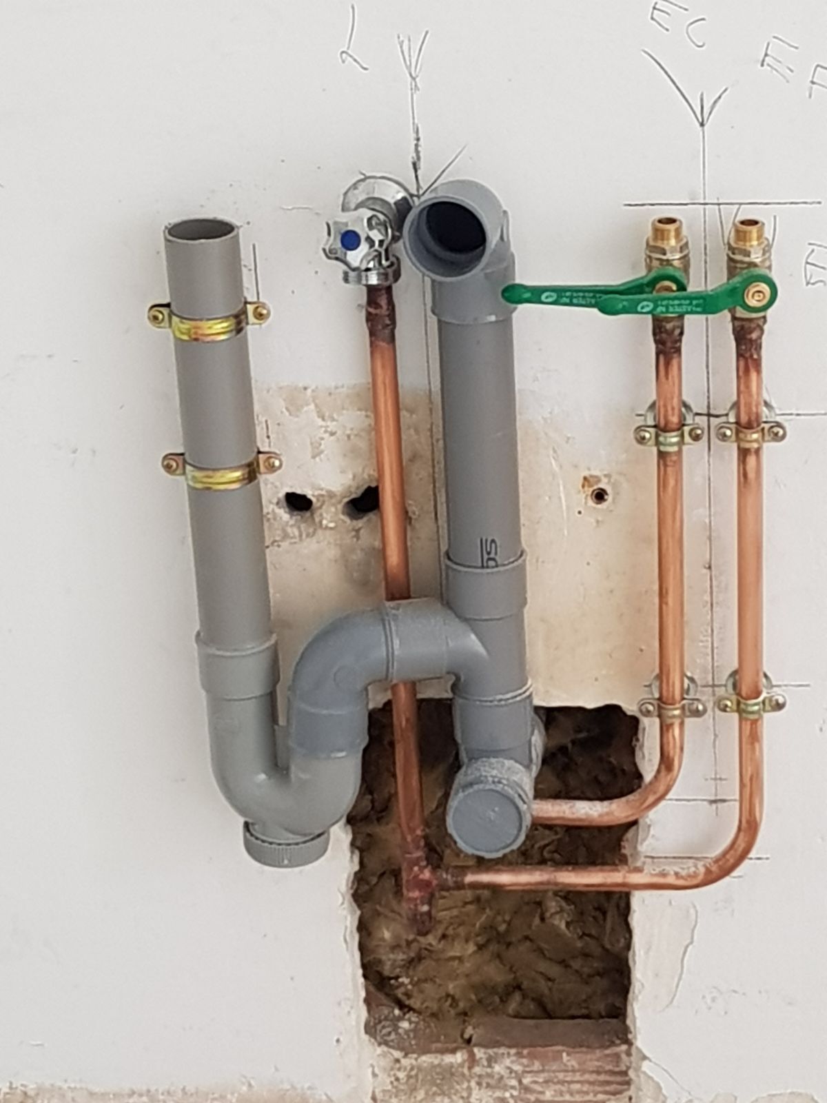 Tuyaux en PVC et cuivre