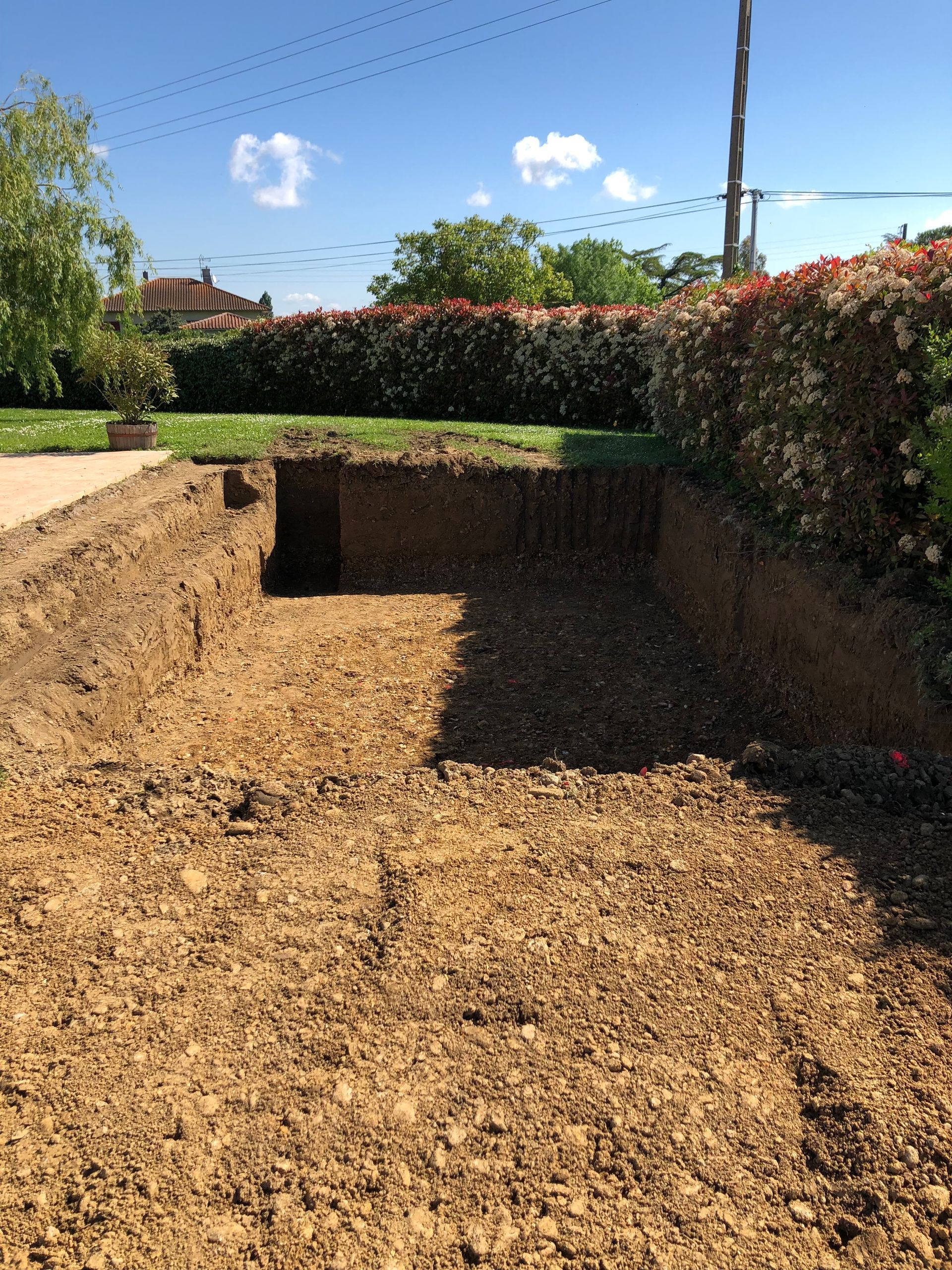 Un grand trou dans la terre ayant la forme d'un rectangle