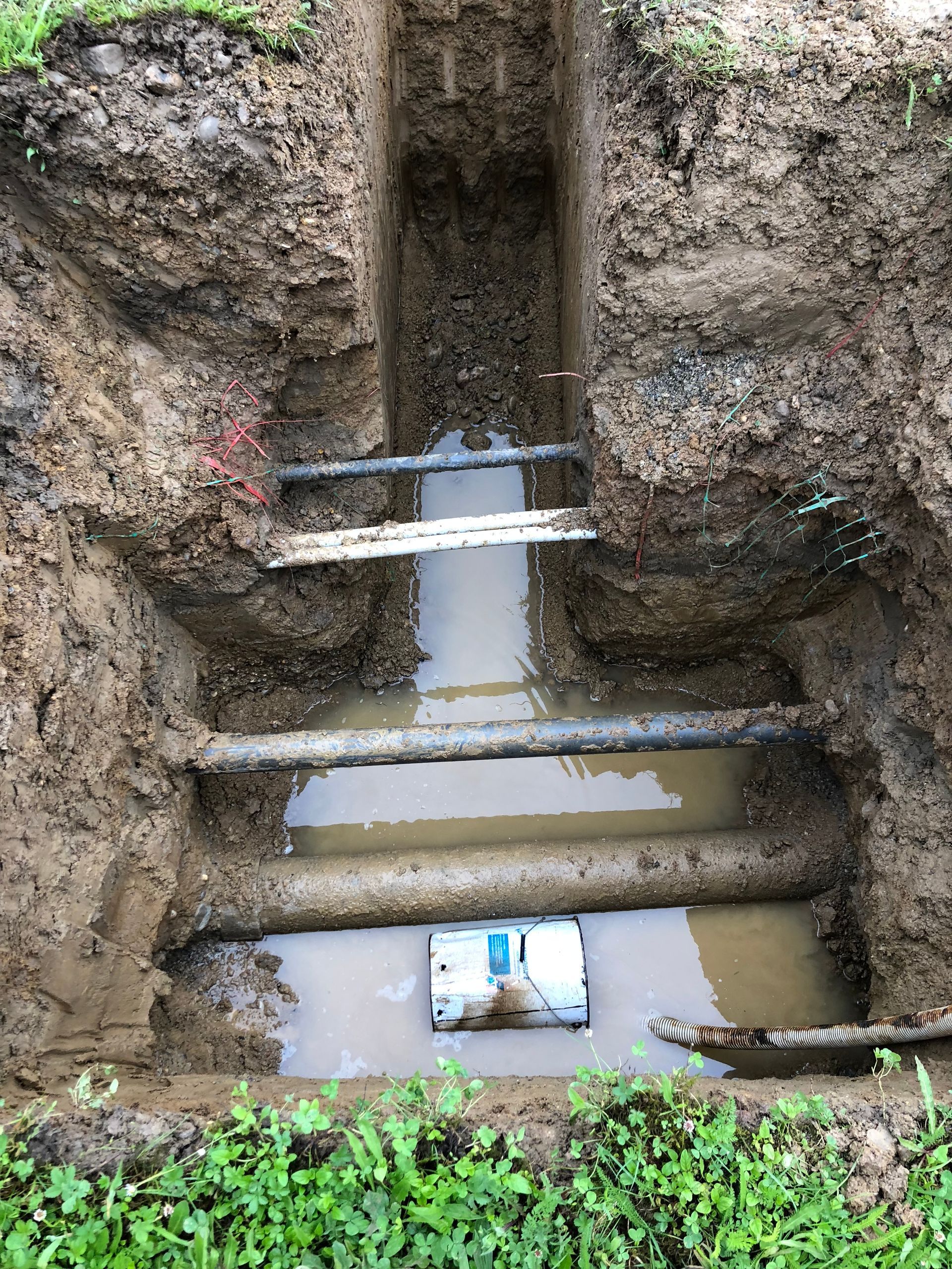 Un trou dans le sol rempli d'eau vu du dessus