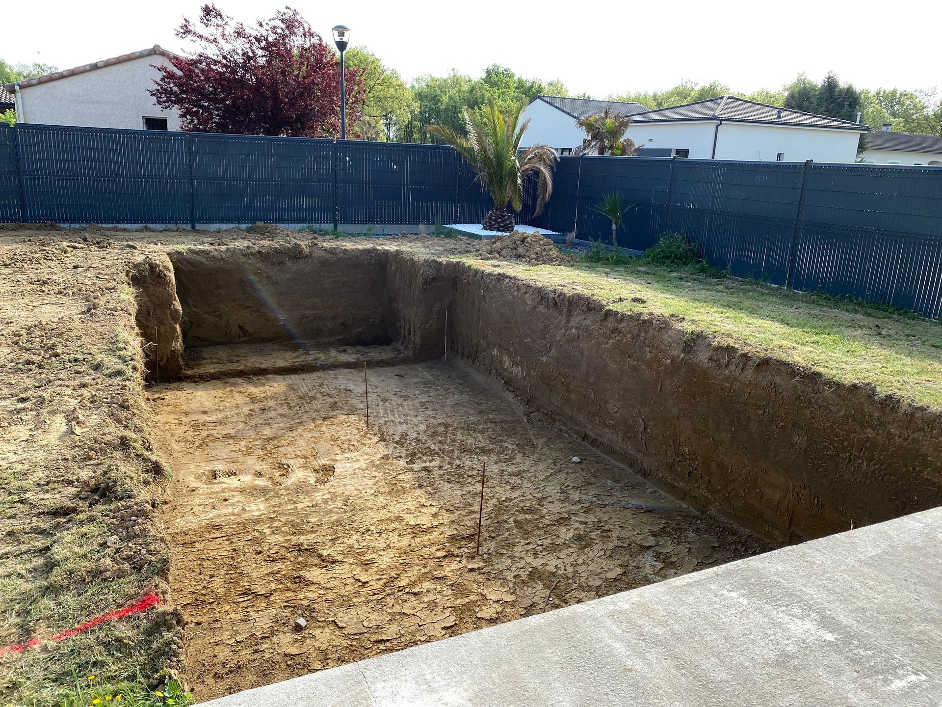 Un rectangle de la taille d'une piscine creusé dans la terre