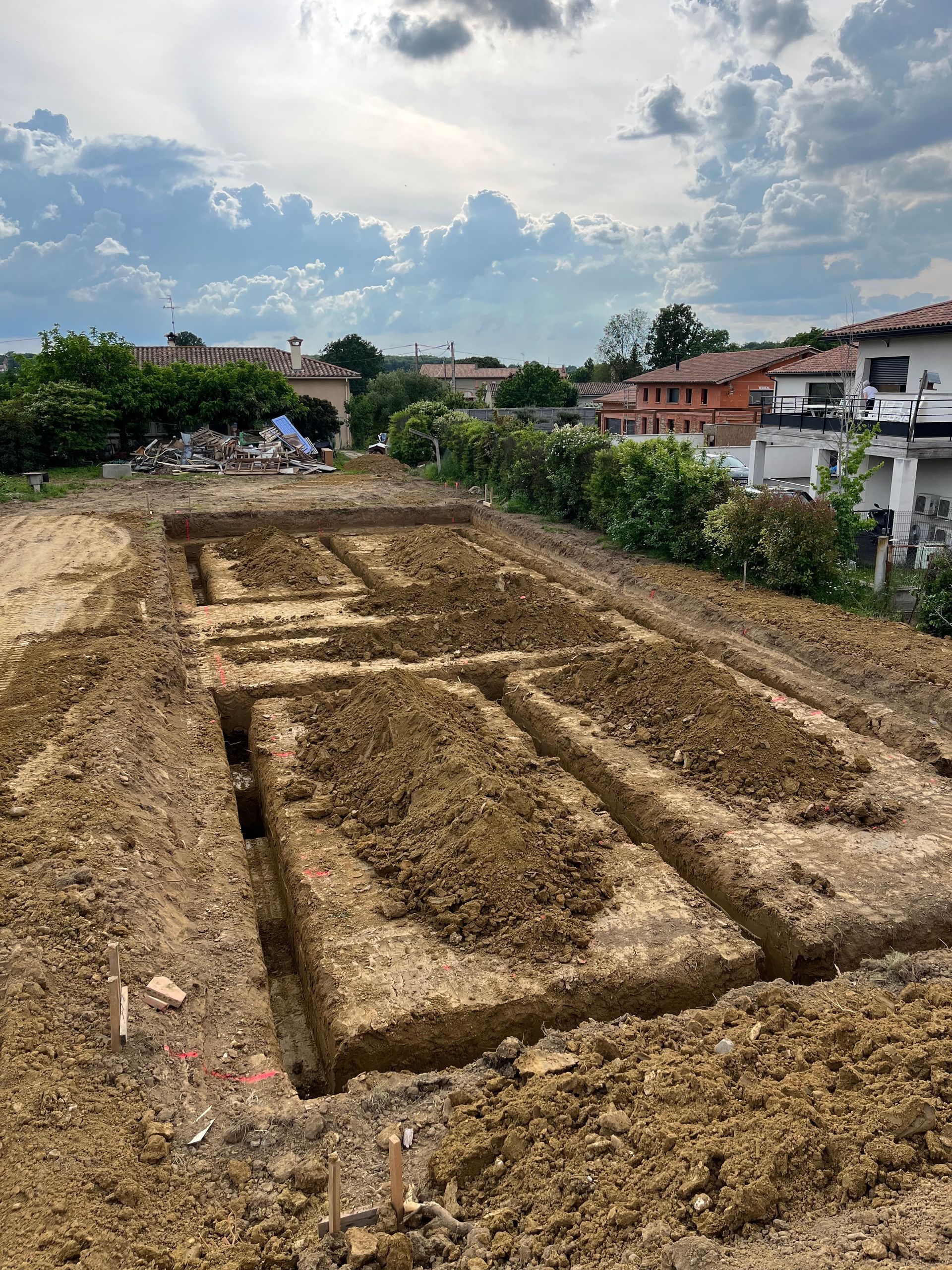 Un chantier avec des carrés tracés dans le sol
