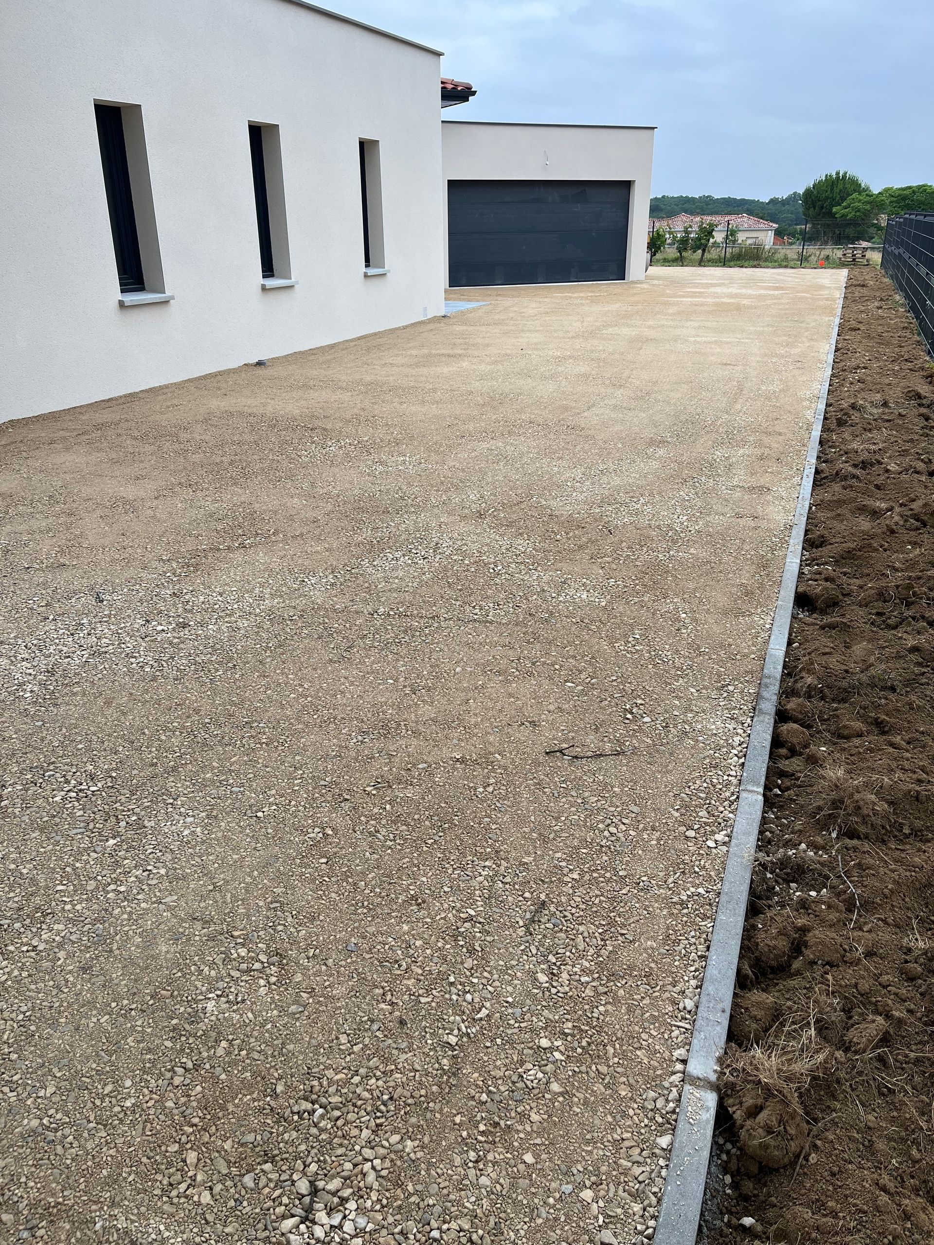 Une zone de terre devant une maison