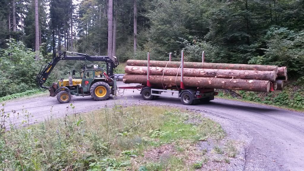 Traktor mit Anhänger – Andi Caviezel Holztransporte
