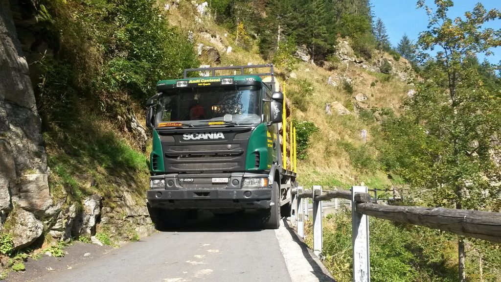 LKW auf schmaler Strasse – Andi Caviezel Holztransporte