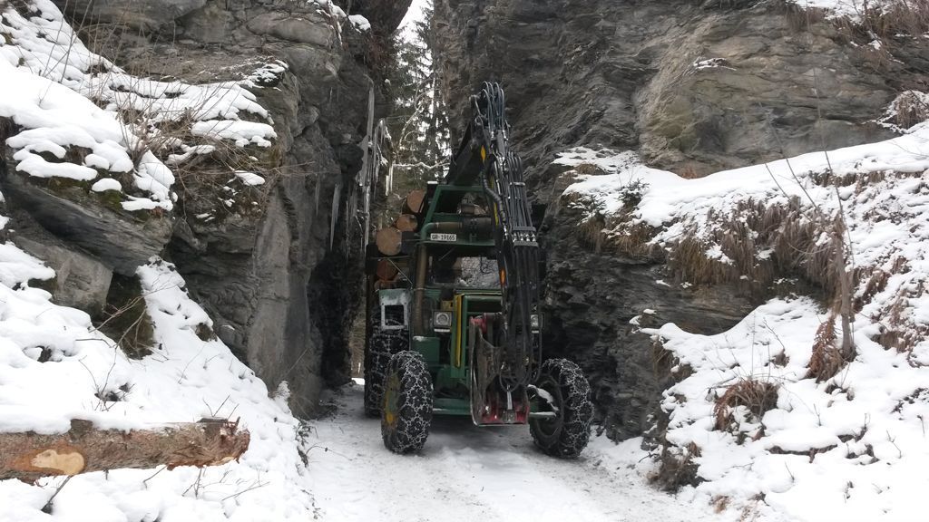 Vortransport mit Traktor - Andi Caviezel Holztransporte