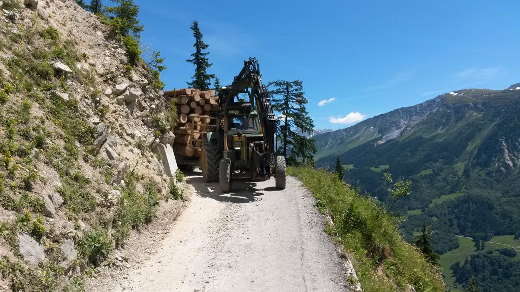 Enge Strasse im Gebirge – Andi Caviezel Holztransporte