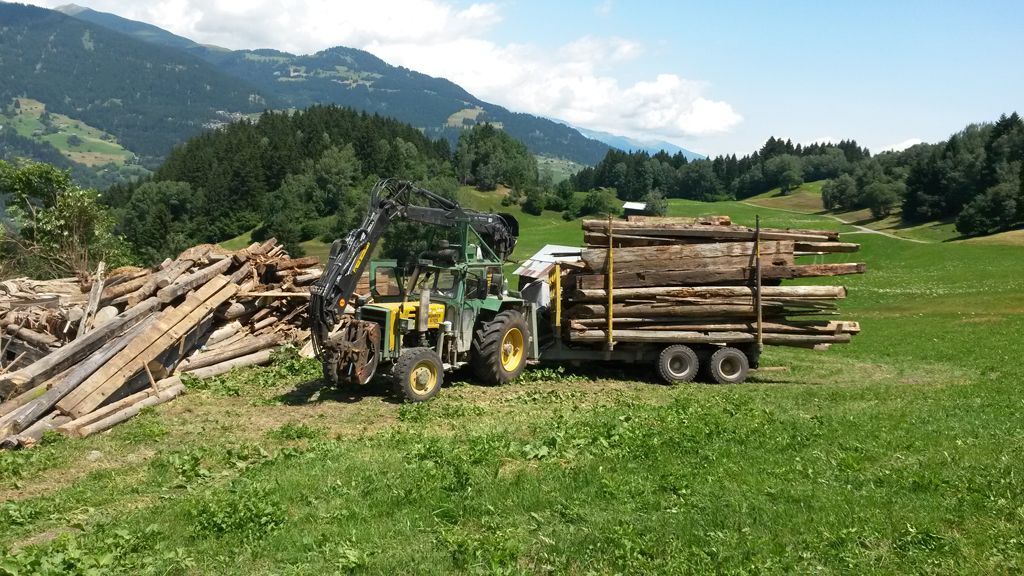Traktor mit Anhänger – Andi Caviezel Holztransporte
