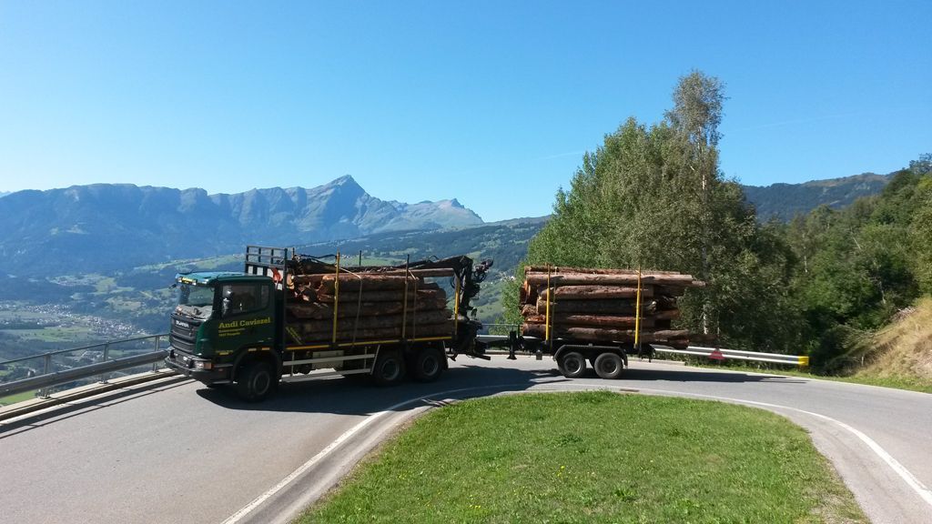 Lastwagen mit Anhänger – Andi Caviezel Holztransporte