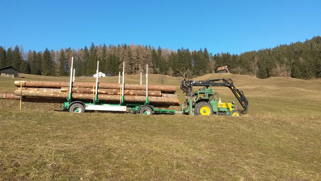 Grosser Anhänger mit Traktor – Andi Caviezel Holztransporte