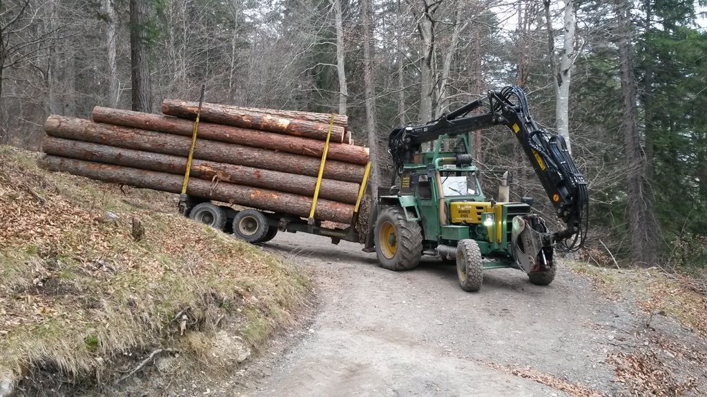 Steile Kurve Traktor – Andi Caviezel Holztransporte
