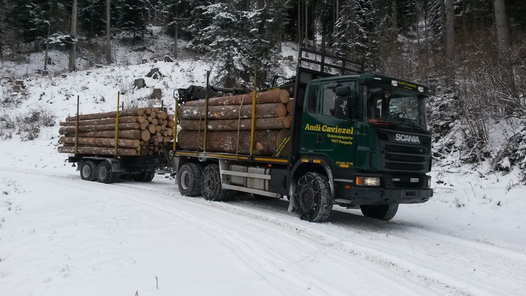 LKW mit Anhänger im Schnee – Andi Caviezel Holztransporte