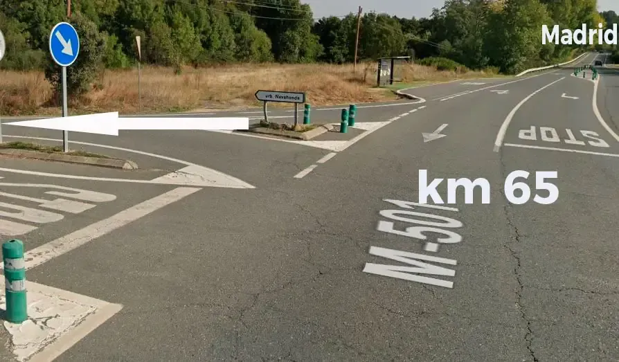 Señal de carretera que indica un desvío con la flecha, km 65, y el número de carretera M-501.