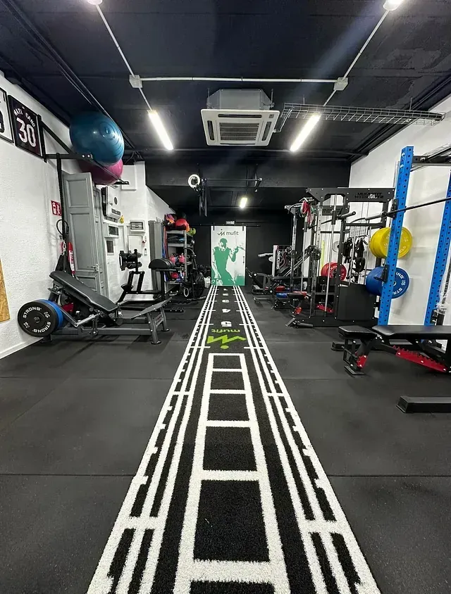 Hay una pista en el medio del gimnasio.