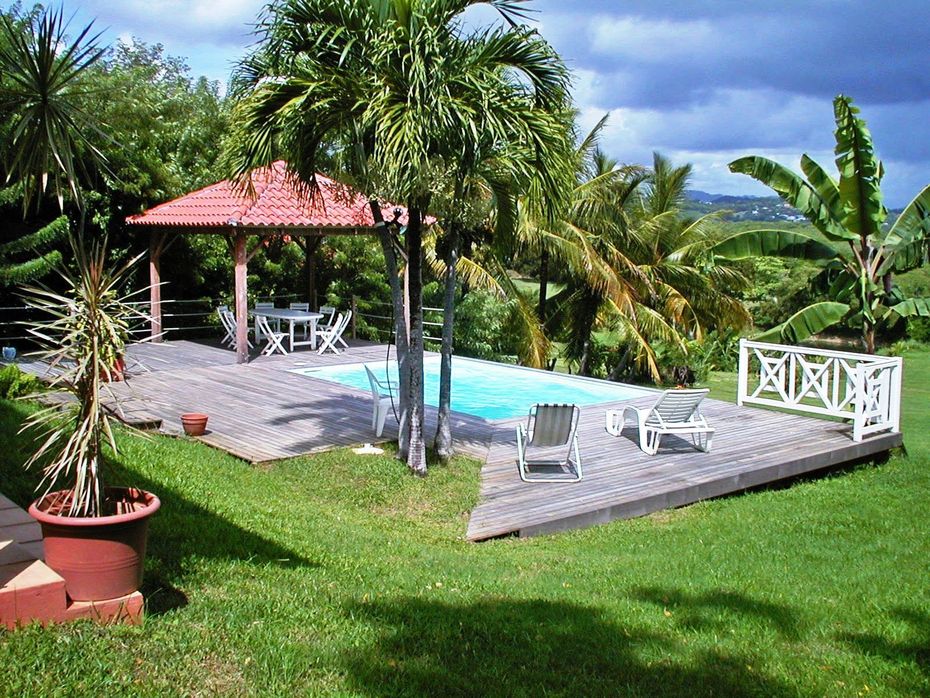 Piscine avec terrasse et pergola