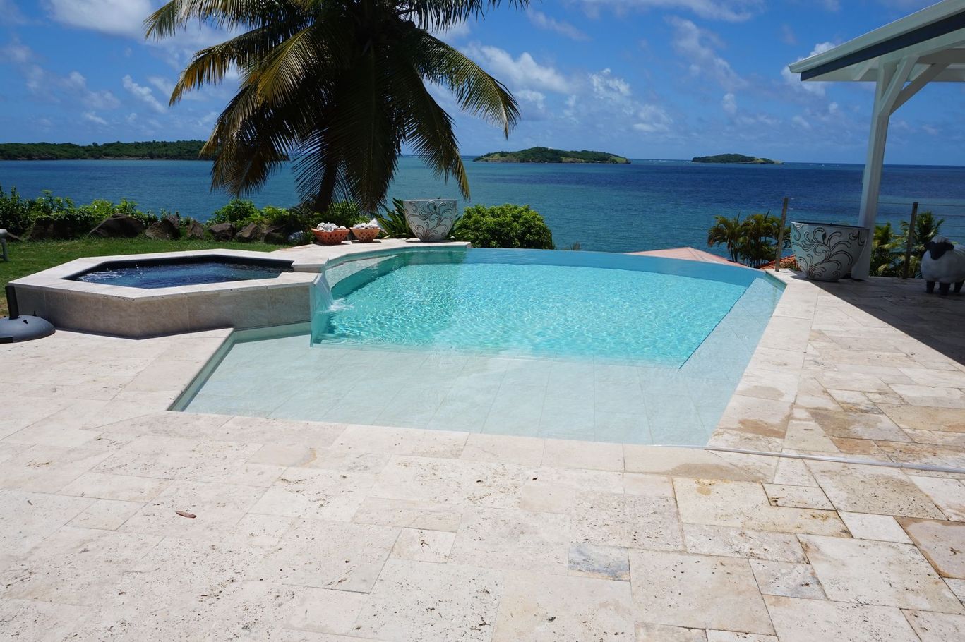 Piscine à débordement avec vue sur la mer