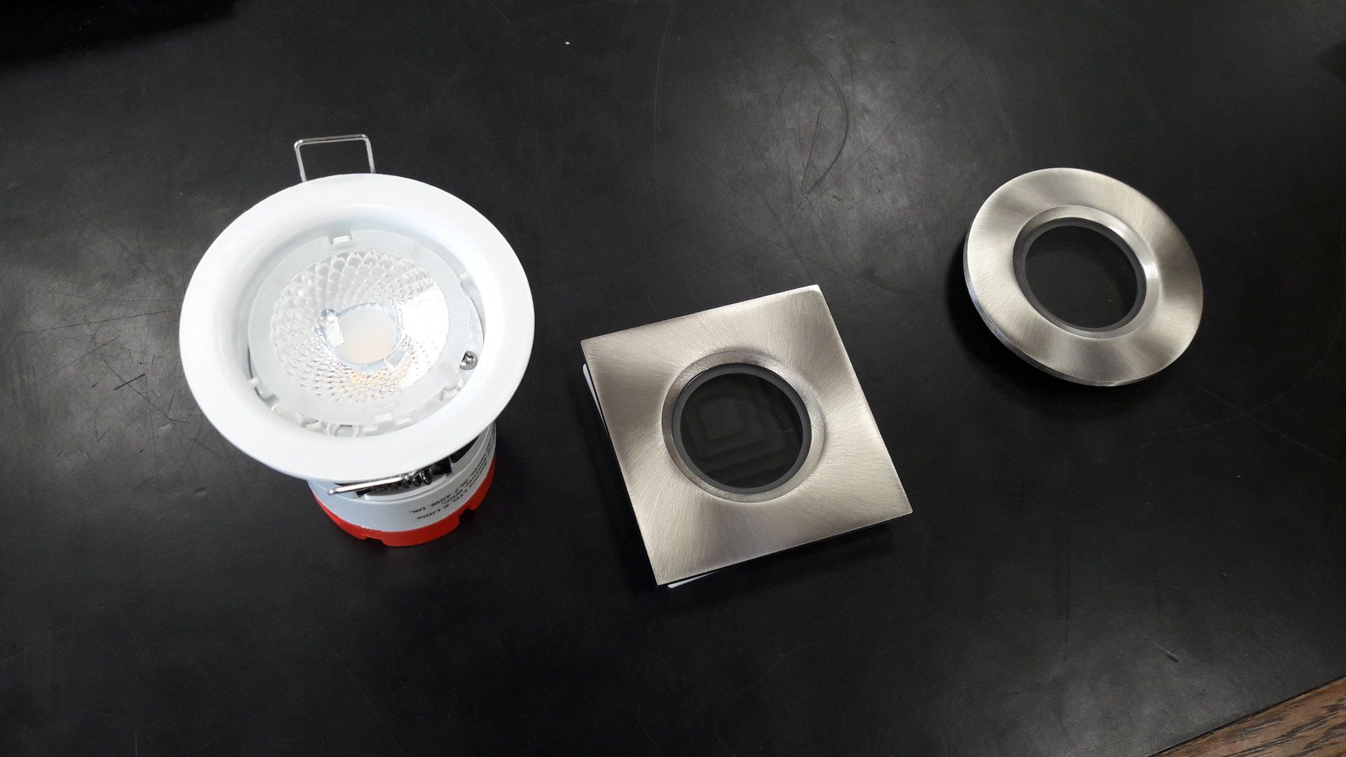 Éclairage LED de plafond désassemblé