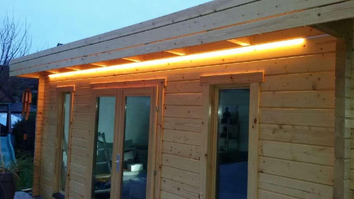 Éclairage extérieur sur maison en bois