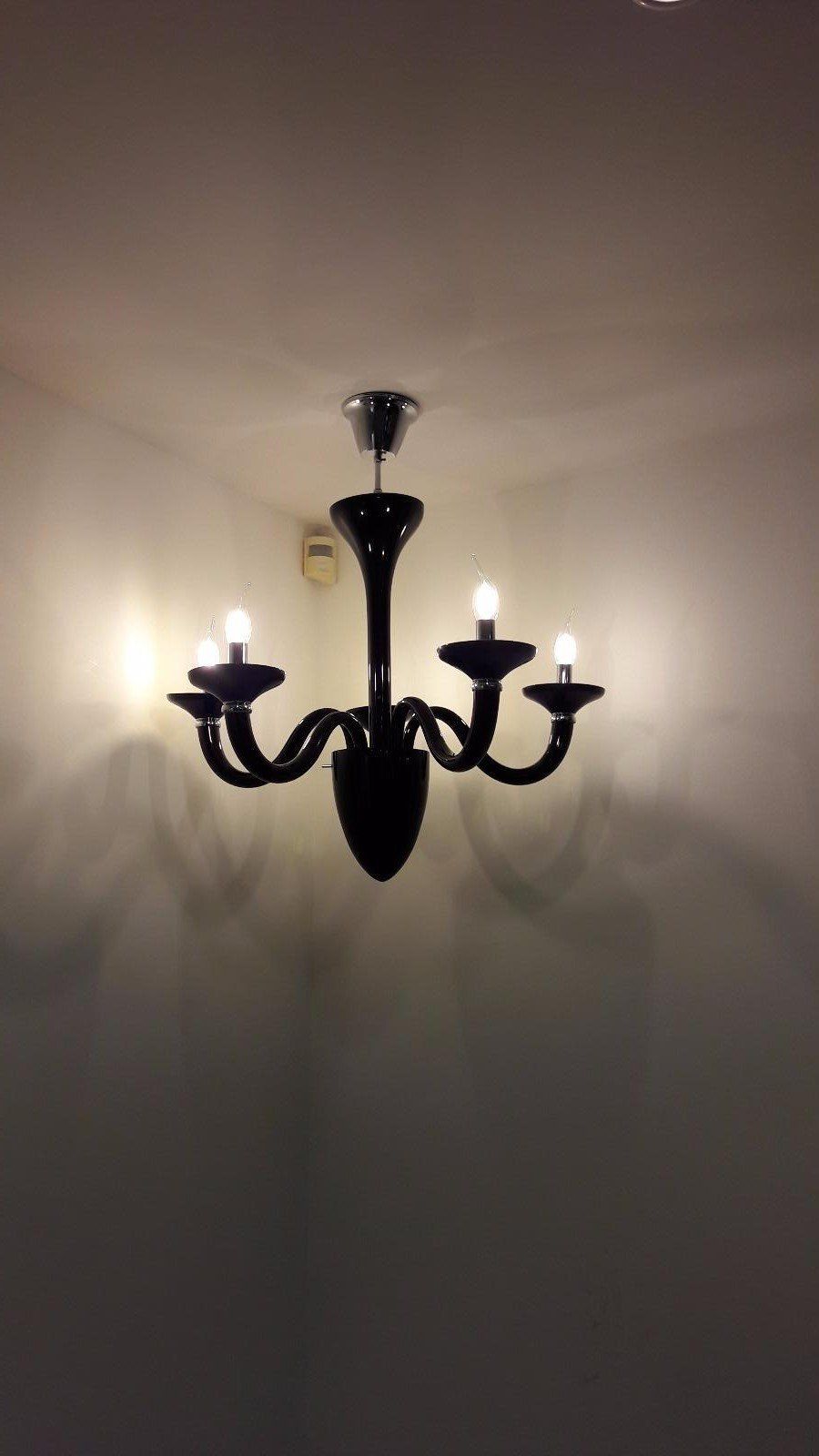 Plafonnier noir allumé