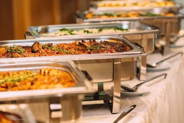 Verschiedene zubereitete Fleischgerichte in einem Buffet