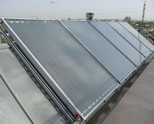 Una fila de paneles solares en el tejado de un edificio