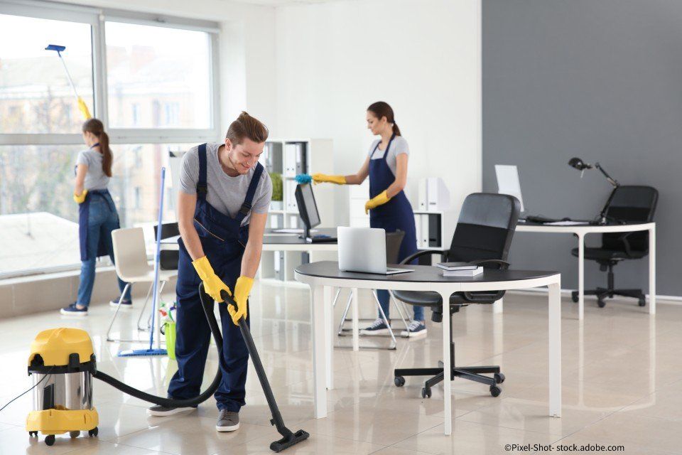 Experten der Reinigungsfirma bei der Reinigung eines Büros