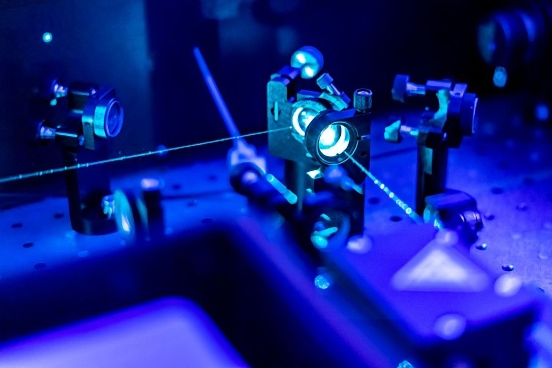 Un primer plano de una máquina con una luz azul saliendo de ella.