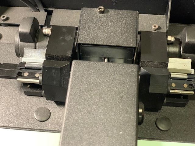 Un primer plano de una máquina con algunos botones.