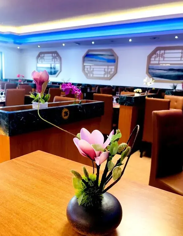 Vase avec petite fleur sur une table de restauration