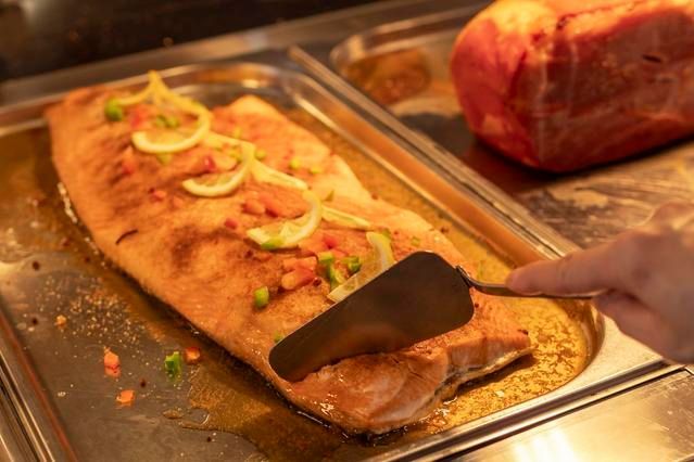 Buffet à volonté de filet de saumon