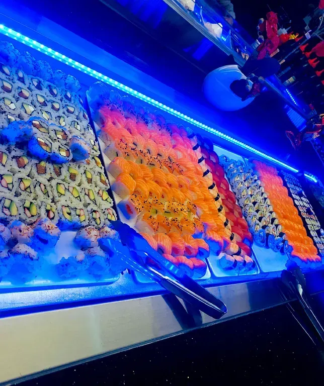 Buffet de sushi sous les néons