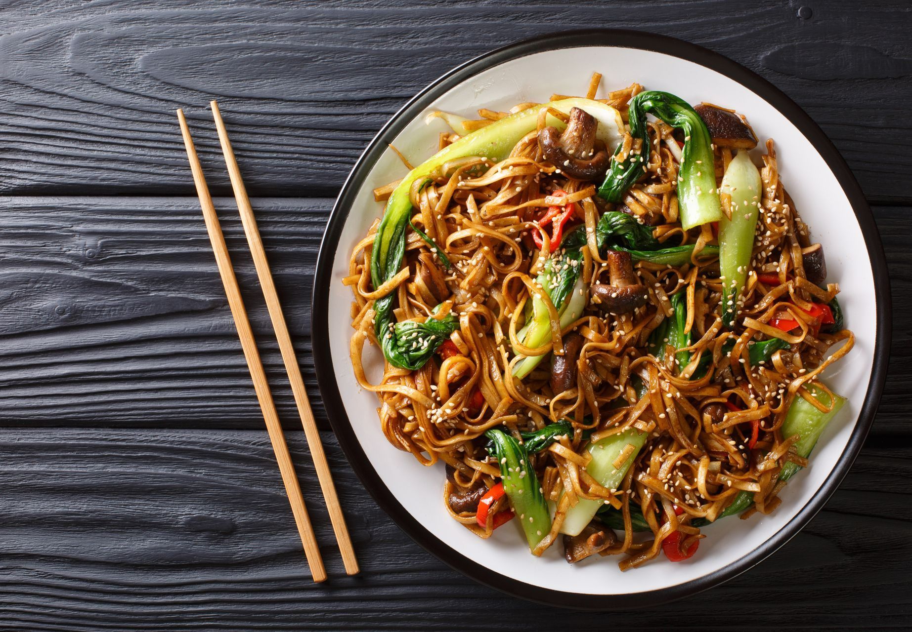 Du pad thaï et des baguettes