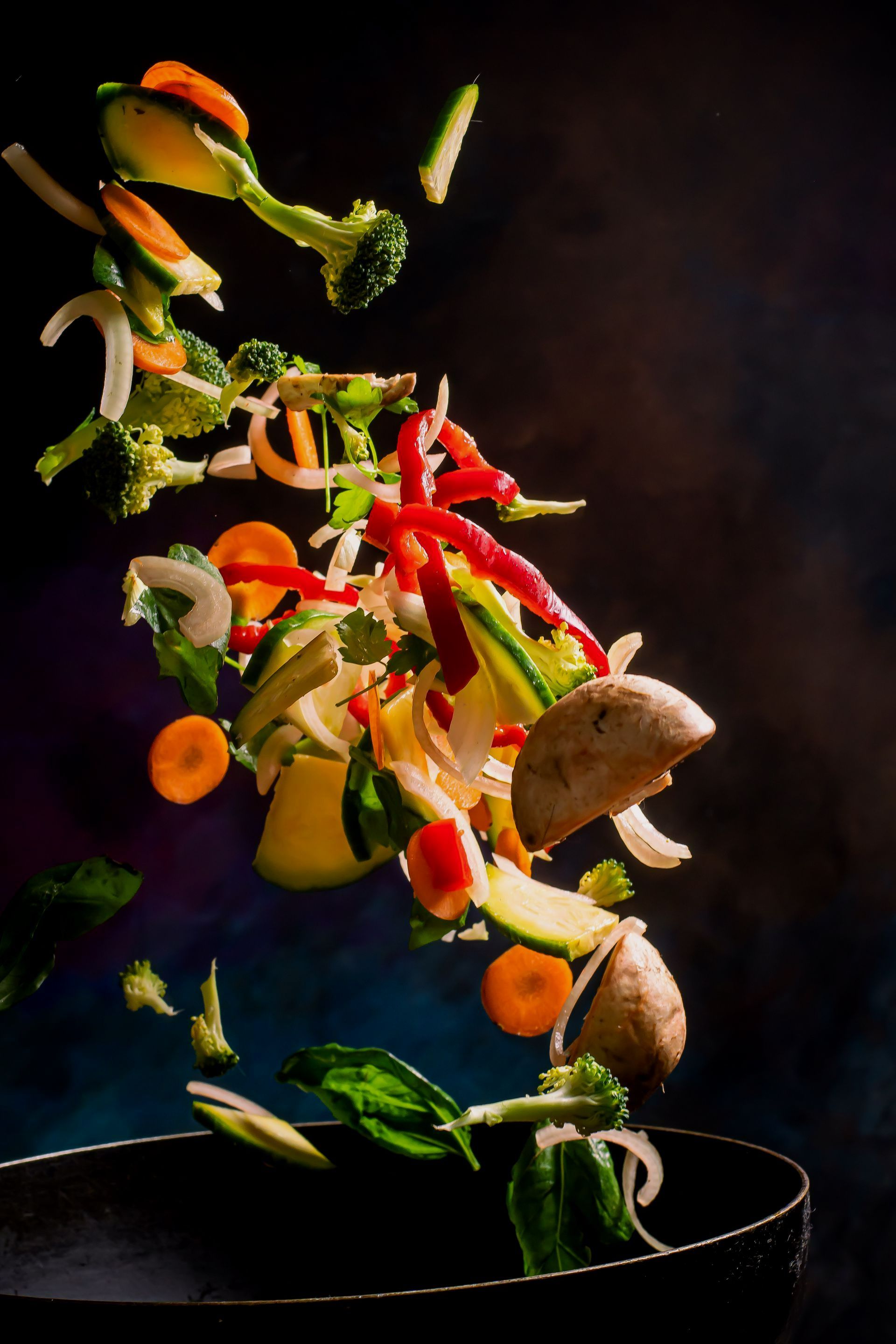 Des ingrédients dans un wok