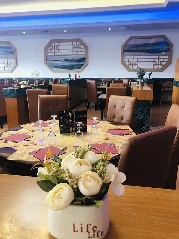 Plante sur une table dans une salle de restauration